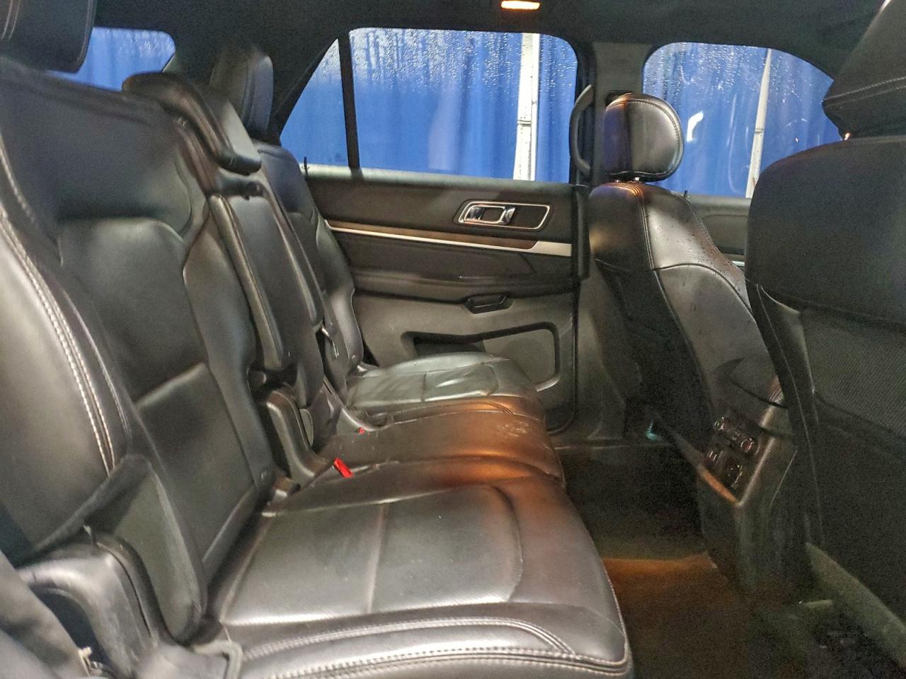 Ford Explorer Limited Image 3