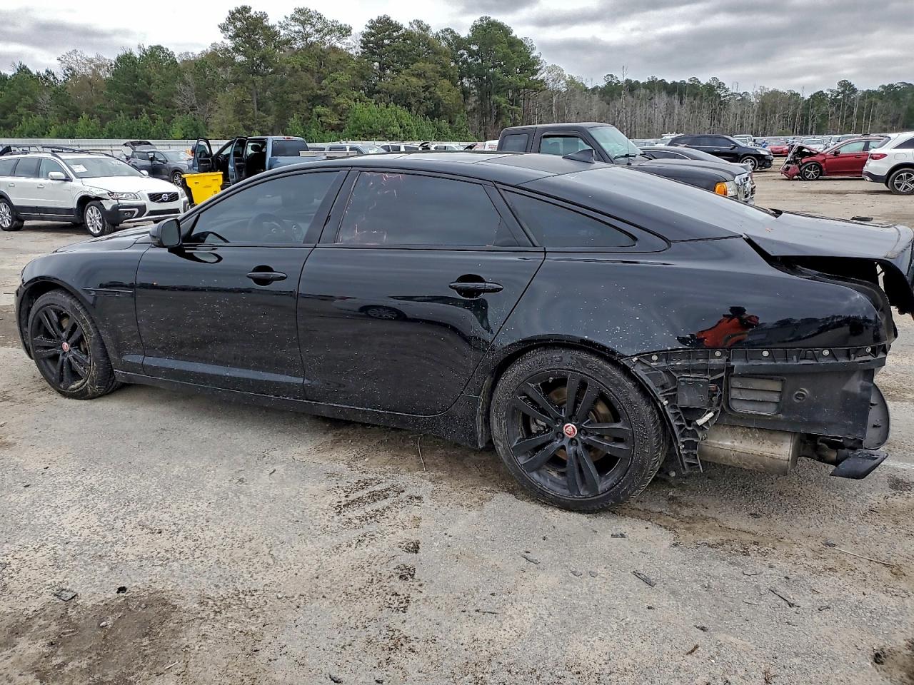 Jaguar XJ Portfolio Image 3