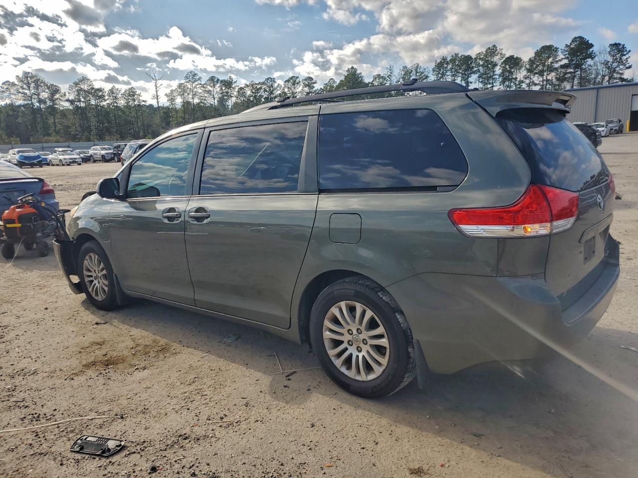 Toyota Sienna Xle Image 3