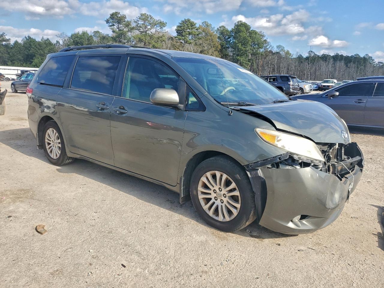 Toyota Sienna Xle Image 2