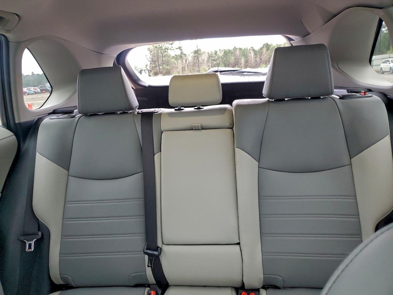 Toyota RAV4 Xle Premium Image 7