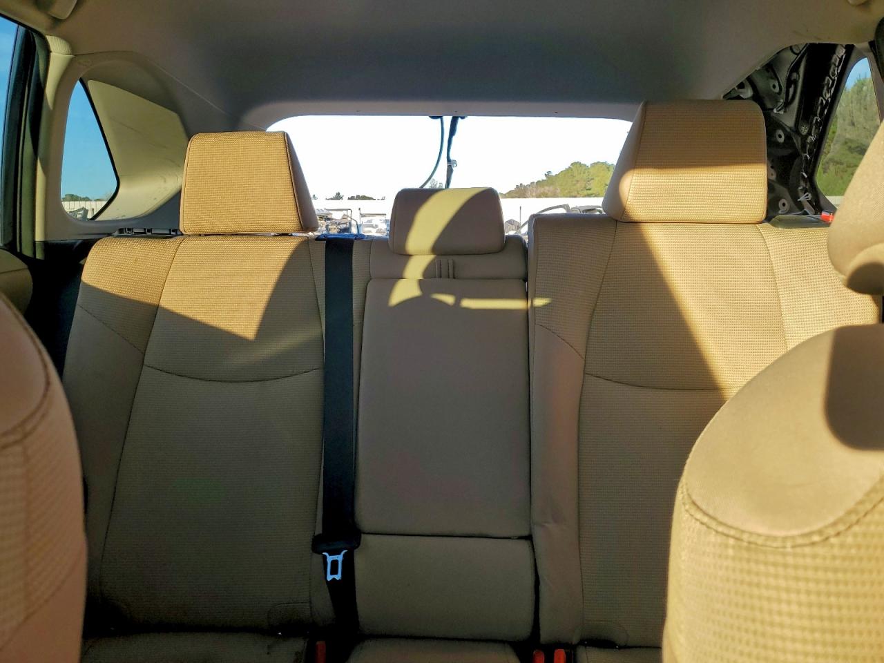 Toyota RAV4 Le Image 6